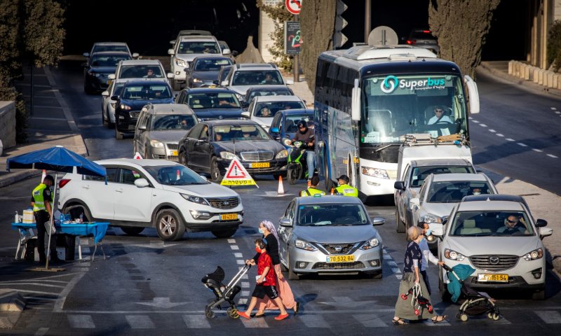 לא בודקים מכוניות &bull; צפו: כך נראה מחסום מיותר בסגר