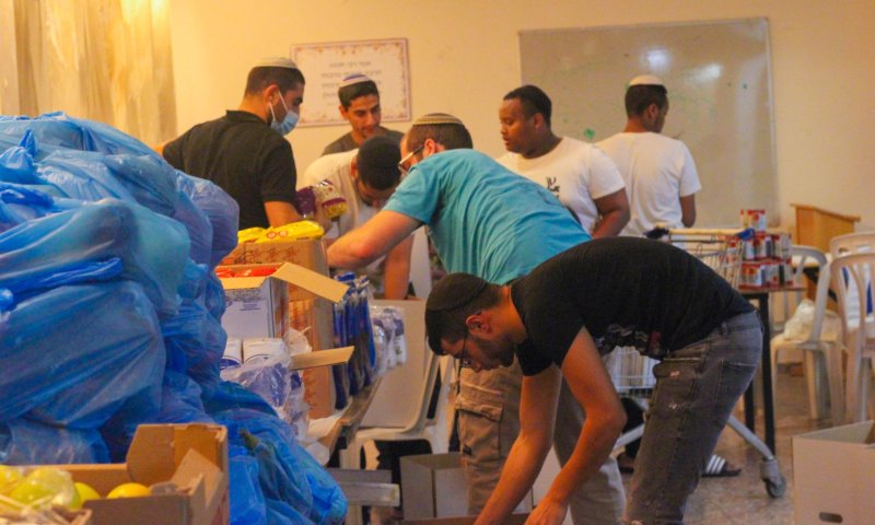 בתוך הקפסולות בישיבה חולקו מארזים ותלושי מזון