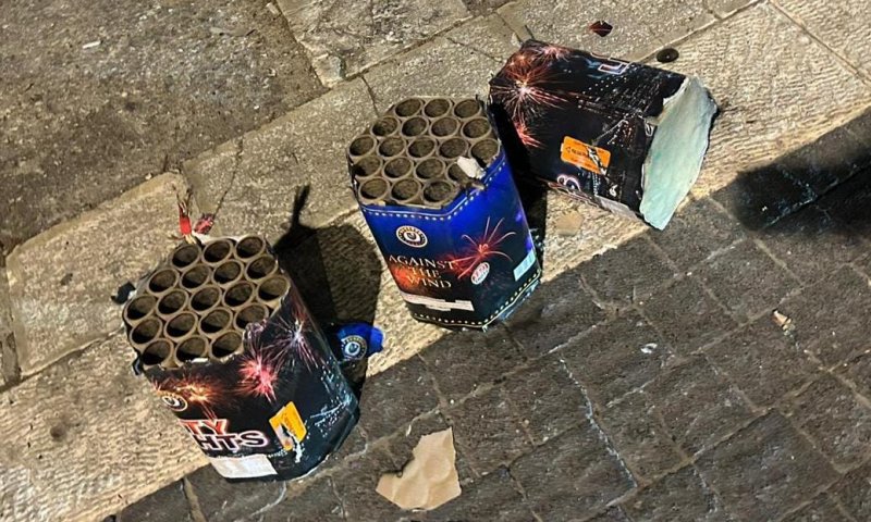 ירי זיקוקים לעבר בית מלון: 'ניסו להפריע לשחקנים'