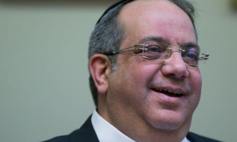 השפיל את ח"כ יגאל גואטה והושעה מהעיתון