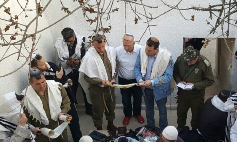 קריאת מגילה ייחודית &ndash; בקבר יהושע בן נון בשומרון