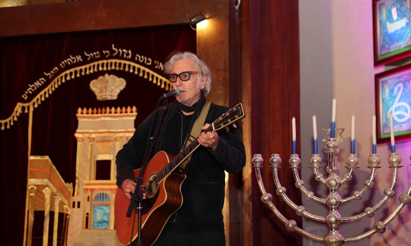 צפו: ברי סחרוף שר 'שיר למעלות' למען החזרת החטופים