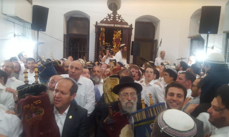 צפו: ההקפות השניות של 'מרכז' בבית הרב קוק