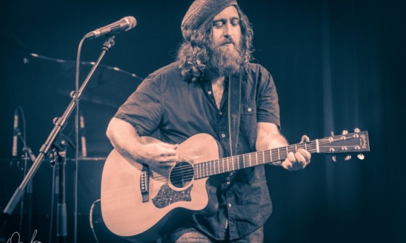 שברי מילים: הזמר ביני לנדאו בשיר חדש על המצב