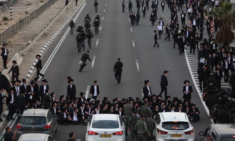 הפגנה נגד חוק הגיוס: כביש 4 נחסם לתנועה