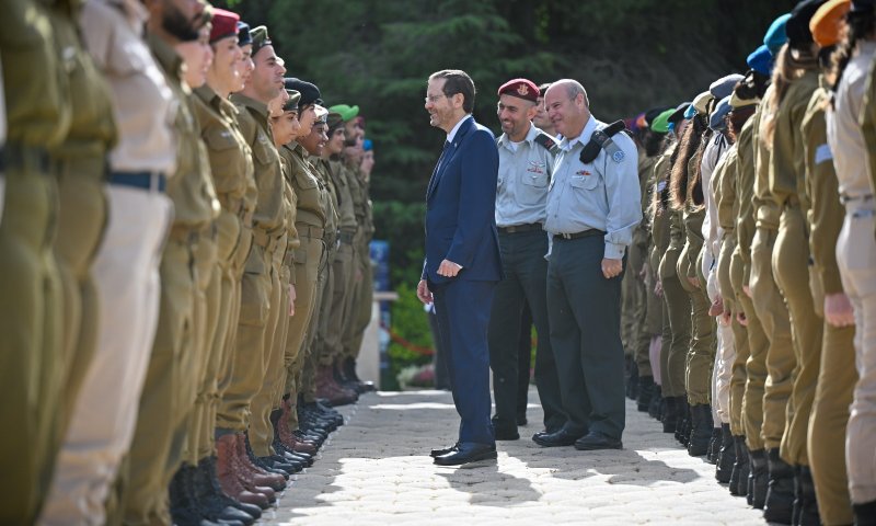 טקס 120 החיילים המצטיינים בבית הנשיא