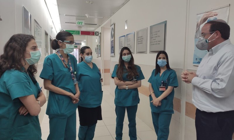 מתעקשות להתנדב במקום עם שיא של מאושפזי קורונה