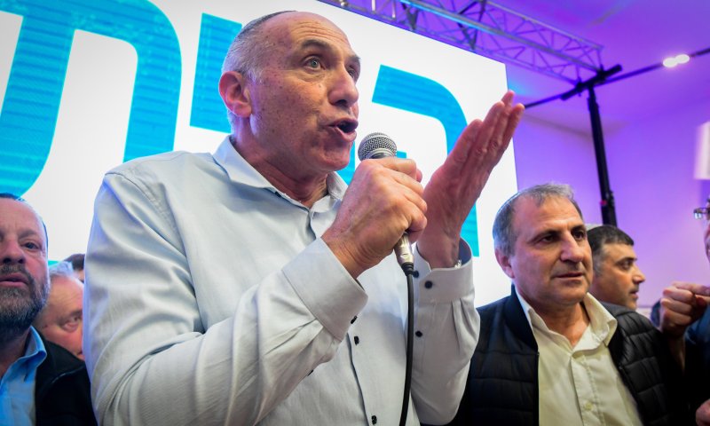 מקום 11 בימינה, יוגב, מסרב לומר למי יצביע בבחירות