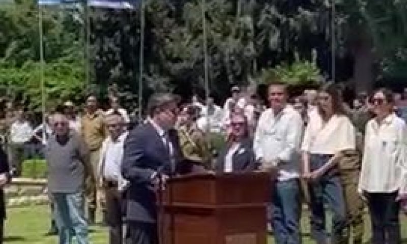 השר אקוניס ביקש מהאם השכולה לדבר במקומו. צפו