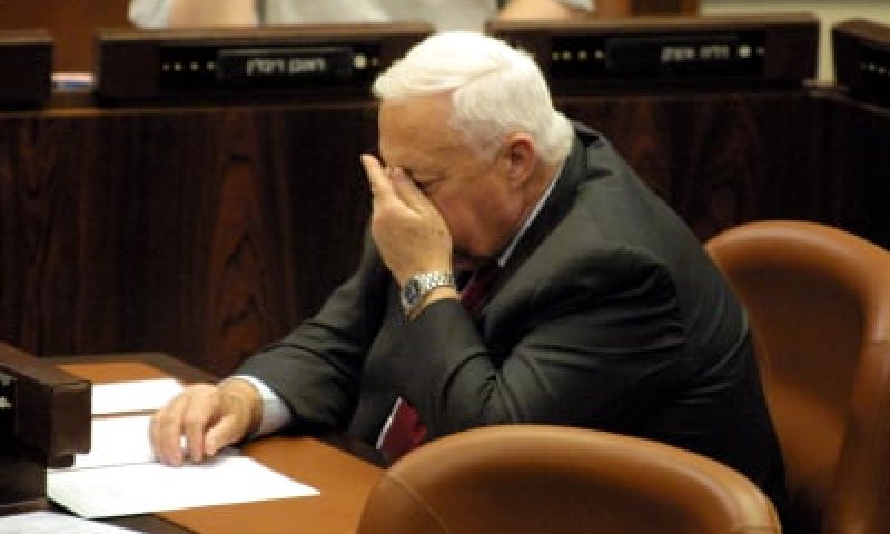 הפלסטינים: שרון פושע מלחמה. מותו &ndash; רגע היסטורי