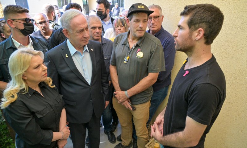 נתניהו בניר עוז: "מרגיש מחויביות עמוקה לשחרור כולם" | תיעוד