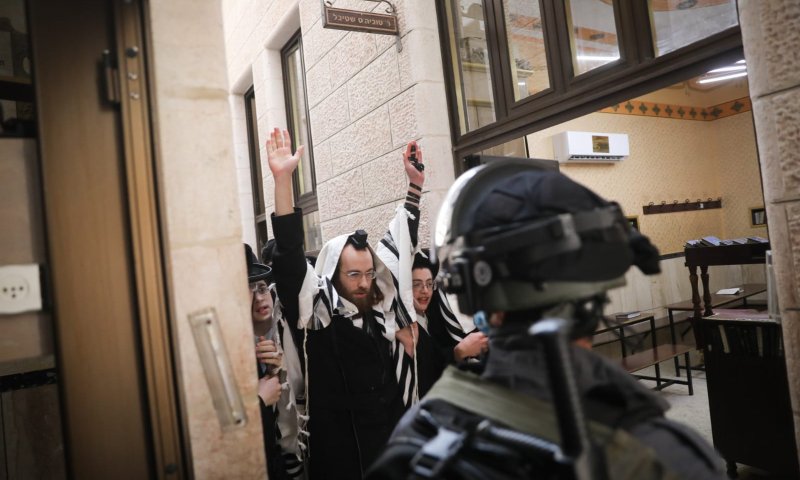 קריאות נאצים לשוטרים שאוכפים את צווי הקורונה