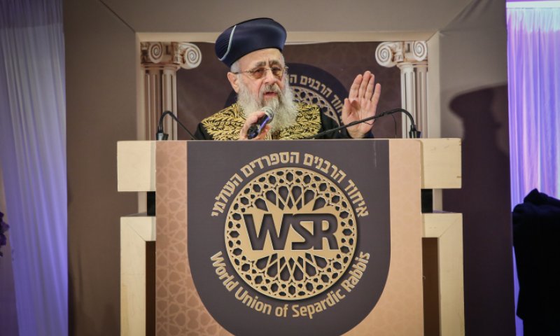 הרב הראשי נגד הרבנים המתירים ללחוץ יד לאישה