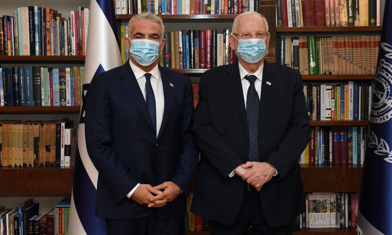 לפיד ובנט נפגשו עם הנשיא: המליצו על עצמם