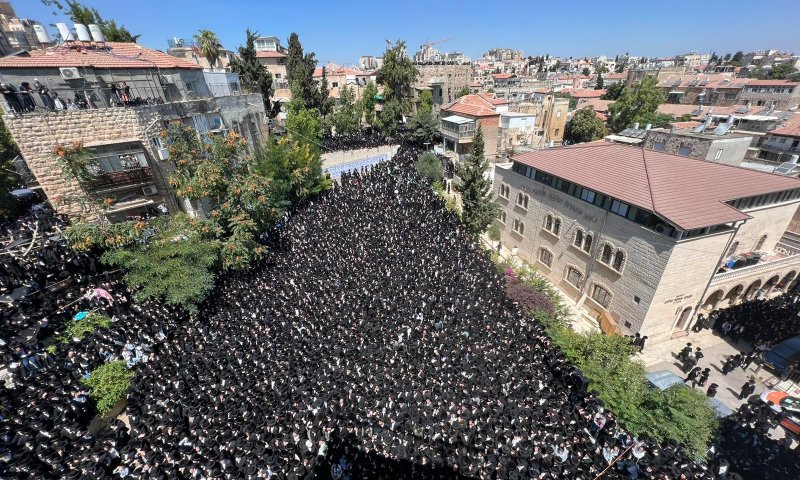 גלריה: אלפים מלווים את מנהיג העדה החרדית