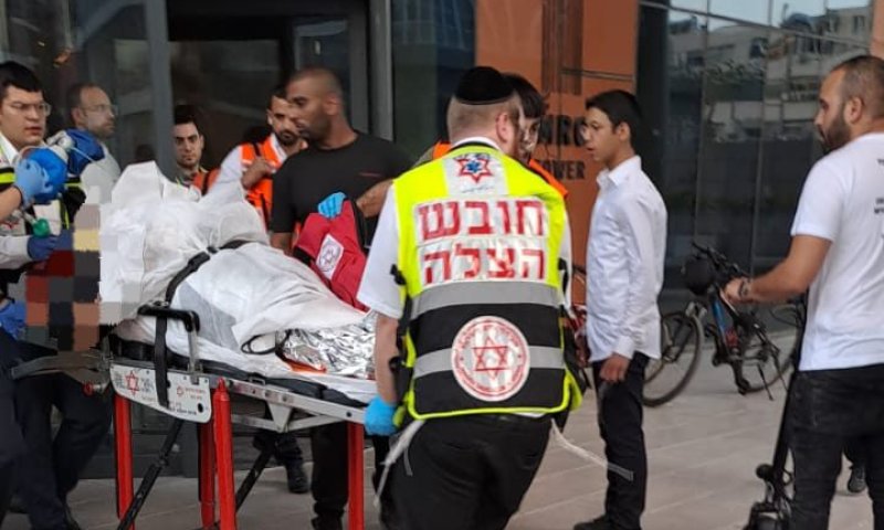 תאונה בבני ברק: פועל נפל מגובה 6 מטרים, מצבו קשה