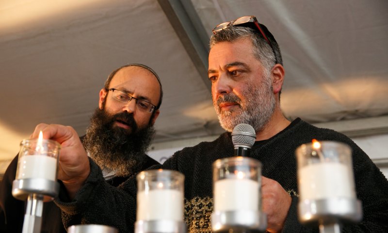 מאות הדליקו נרות עם אביו של זיו מזרחי הי"ד