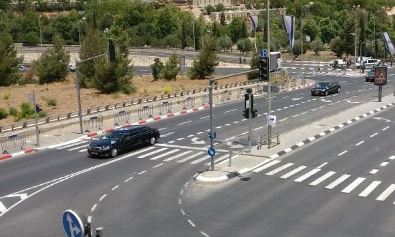 לימוזינות ו-81 רכבי אבטחה: צפו בשיירה של טראמפ