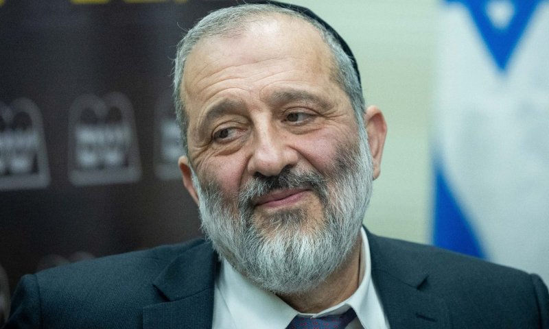 הקואליציה מתפרקת: דרעי זימן את חברי ש"ס לדיון חירום