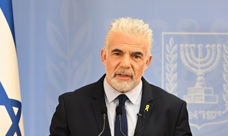 לפיד לועג: "אין חוק השתמטות, הם שוב מדיחים את היועמ"שית"