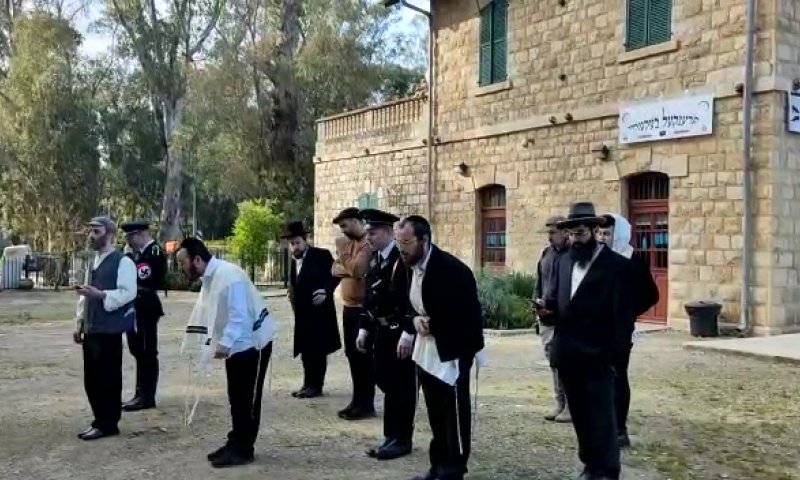 סוריאליסטי: נאצים ויהודים מתפללים מנחה | צפו