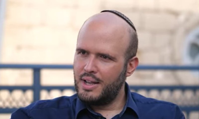 העיתונאי הסרוג: התקשורת תקעה  לי סכין בגב