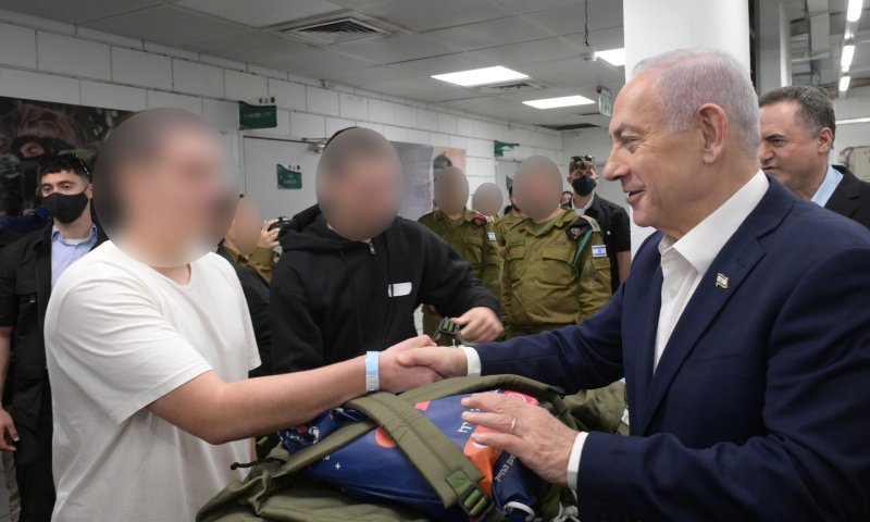 אמר לשופטים שיש "סיבות ביטחוניות", ונסע לפגוש חיילים בבקו"ם