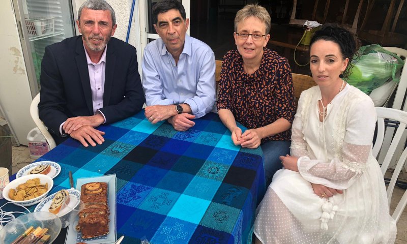 הרב פרץ עצר את הקמפיין כדי לבקר את משפחת גולדין