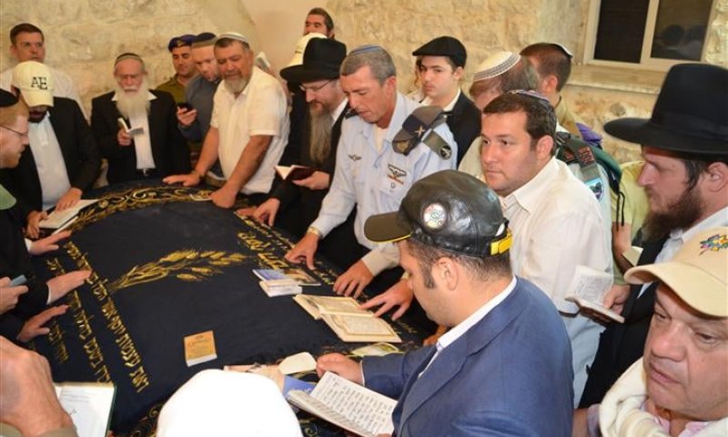 הרב הראשי לרוסיה ואוליגרכים יהודים בקבר יוסף