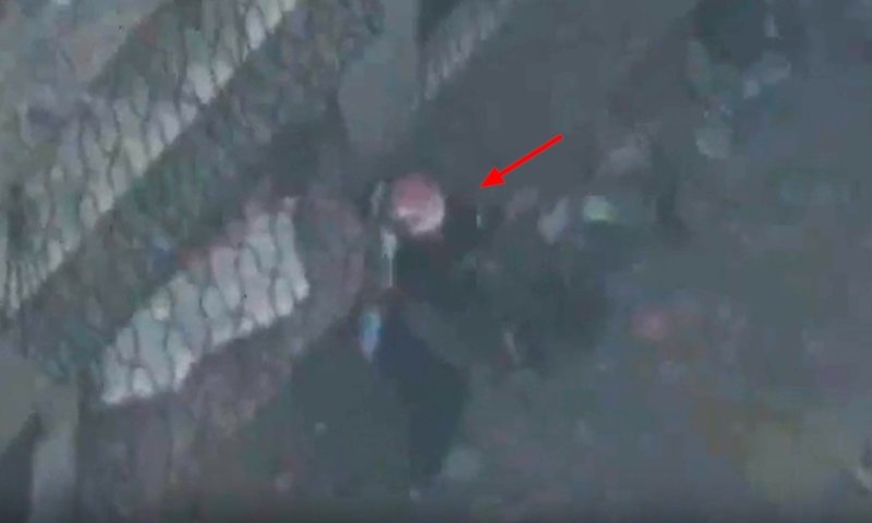 צפו: דורך את ה-RPG, מכוון לעבר הלוחמים ומחוסל