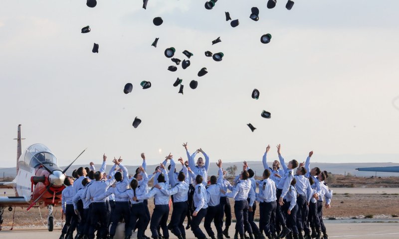 צפו: נתניהו, גלנט והלוי בטקס סיום קורס טיס