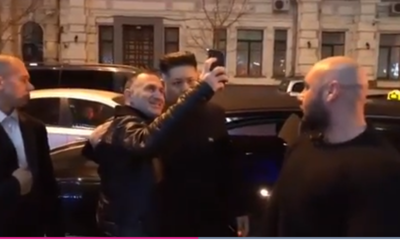 הבדרן הישראלי עשה סלפי עם קים ג'ונג און וגרם לסערה