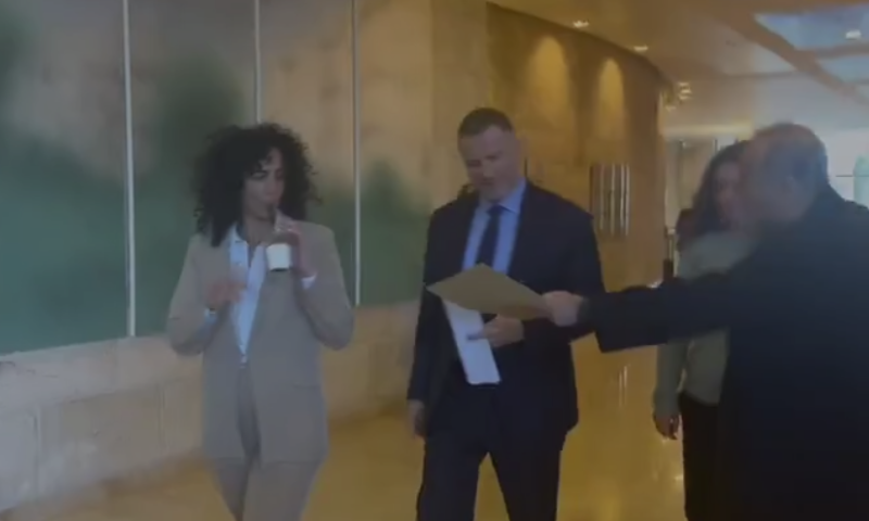 יולי אדלשטיין לדוד הנרצחת מנובה: "עוף לי מהעיניים"