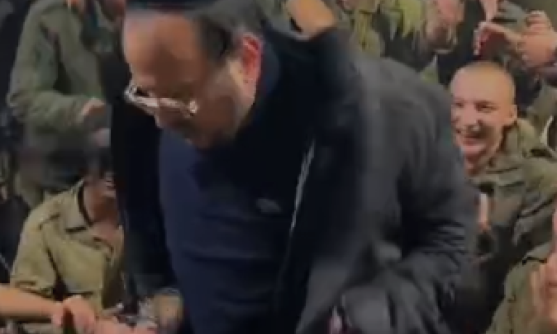 ליפא נון סטופ: הזמר החסידי הרקיד את החיילים