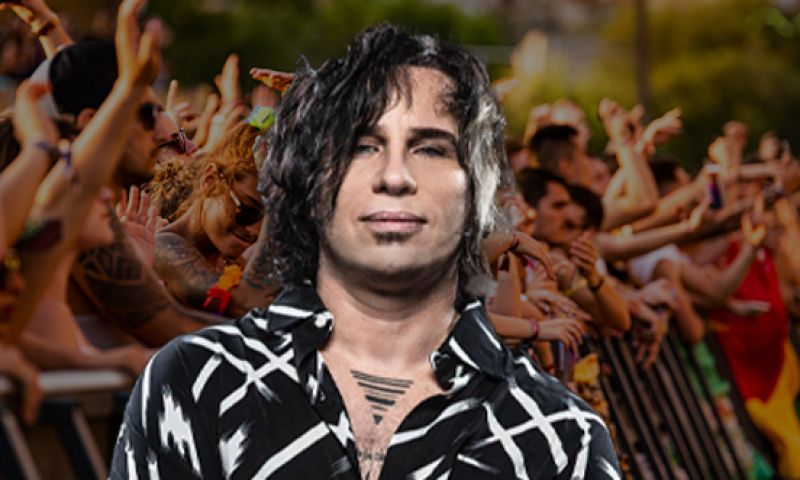 על רקע הסערה: סקאזי יניף דגל ישראל בגאווה בטומורולנד