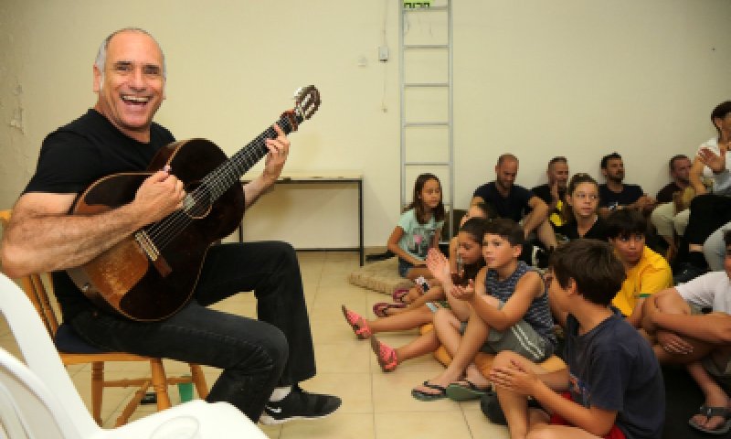 מסורת: דיוויד ברוזה מנגן ושר במקלטים בדרום