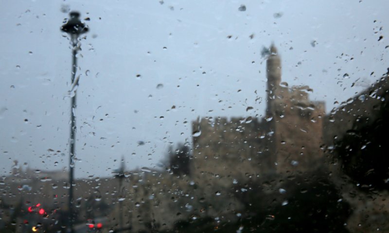 מזג אוויר סוער בישראל: צפו בברד עז ניתך על חברון