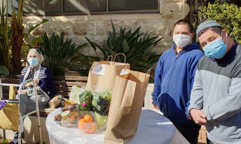 מרגש: בוגרי שלוה חלקו סלי ט"ו בשבט לקשישים צפו: