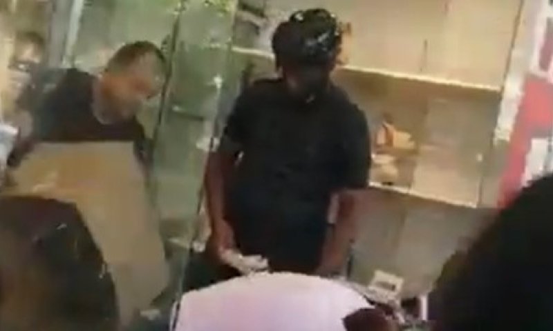 ייאוש: בעל חנות שפשט רגל זרק את הסחורה לרחוב