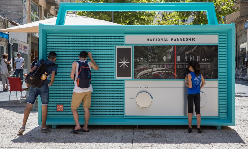 מה פשר הרדיו הענק שהוצב במרכז ירושלים?