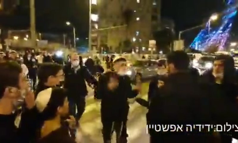 זה כמעט נגמר באסון: שוטר מעיף מפגין על רכב נוסע