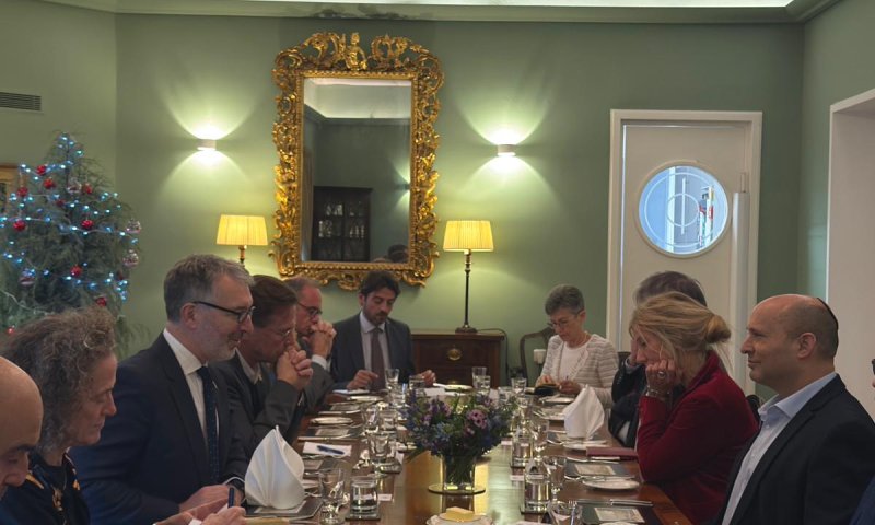 נפתלי בנט מזהיר: "יהודי העולם בסכנה מיידית"