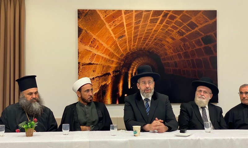 הרב לאו נזף בראשי הדתות בעכו: "נחצו קווים אדומים"