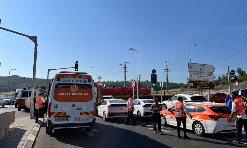 תאונת דרכים בבית שמש: חולצה לכודה מרכב פרטי