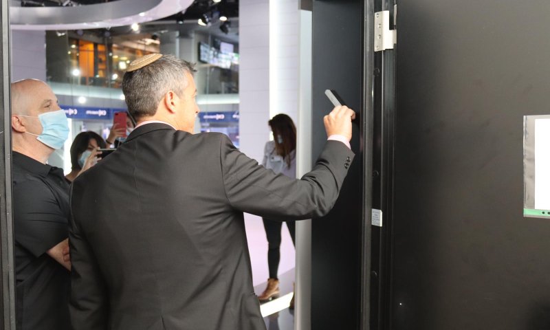 השר יועז הנדל קבע מזוזה באולפן החדש של 'כאן'