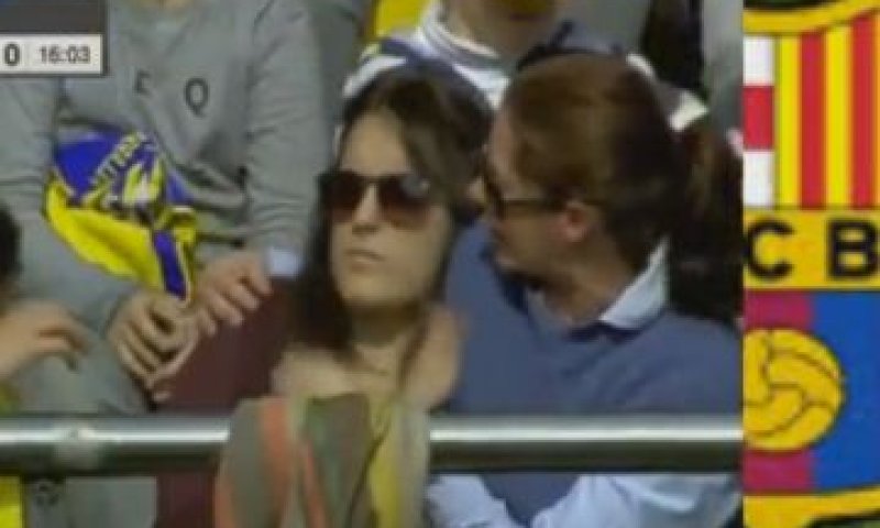 זה כאב: מסי בעט, האוהדת כמעט התעלפה; צפו