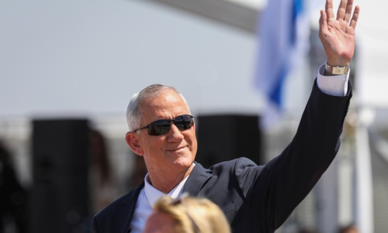 היוזמה של גנץ: טיסות לפלסטינים תמורת האג