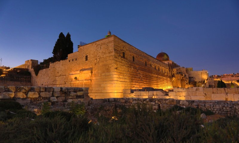 לראשונה: הכותל הדרומי מואר באלפי נורות לד