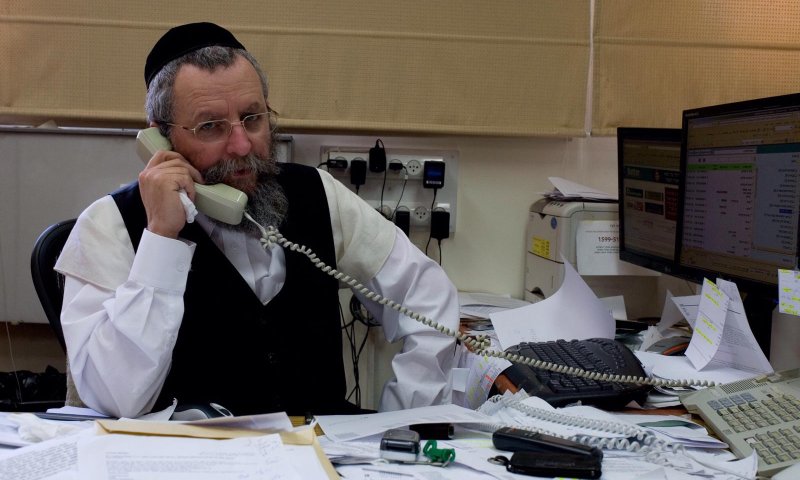 גיוס המונים | ארגונו של הרב פירר בחובות כבדים