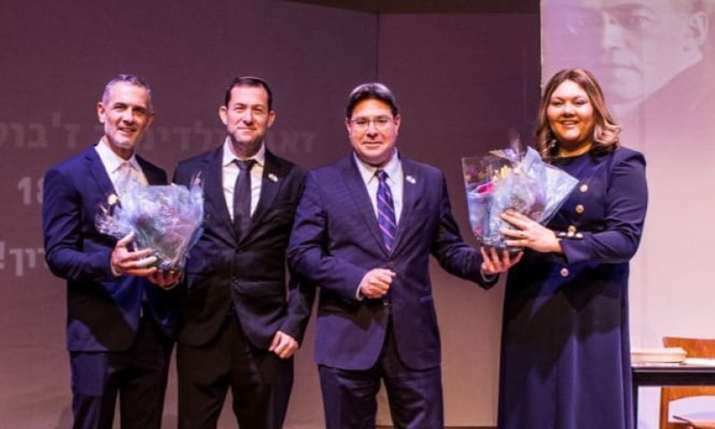 היסטוריה: פרימיירה לתיאטרון השומרון במנהטן